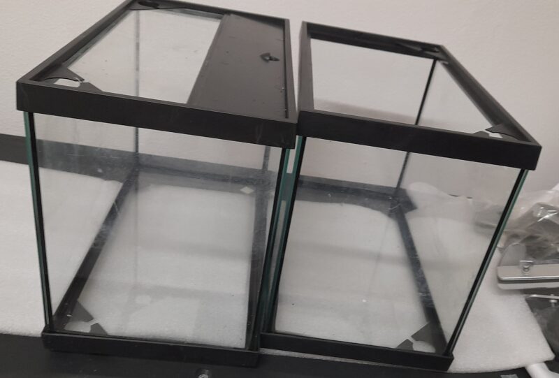 Aquário de 1.20m com cubas de filtragem, em suporte de aço